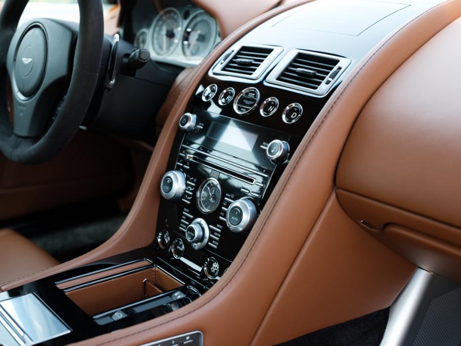 Детали интерьера Aston Martin DBS 2012 года  (фото 34 из 53)